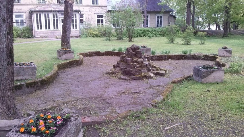 LNB CV dāmas sakopj un izgrezno Ciemata strūklaku