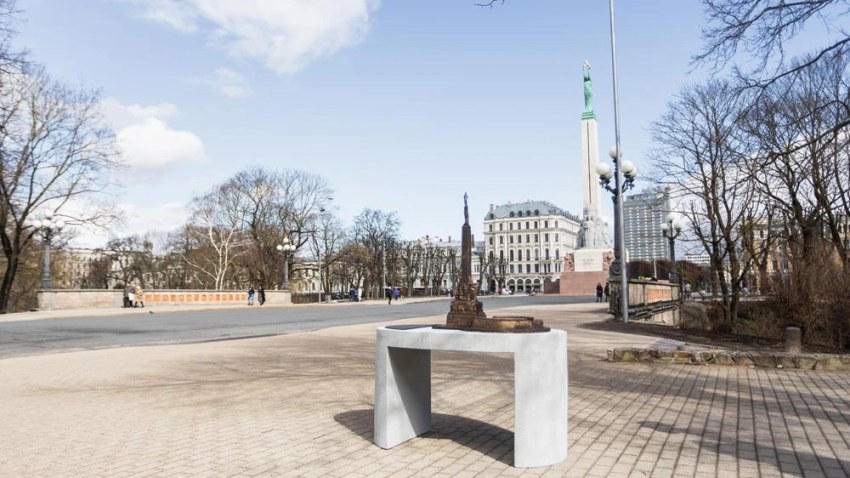 Atklāts taktilais Brīvības piemineklis neredzīgiem un vājredzīgiem cilvēkiem